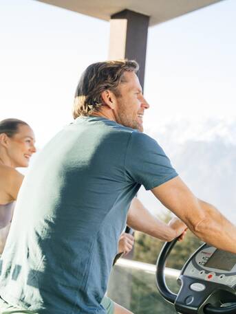 Pärchen auf dem Ergometer